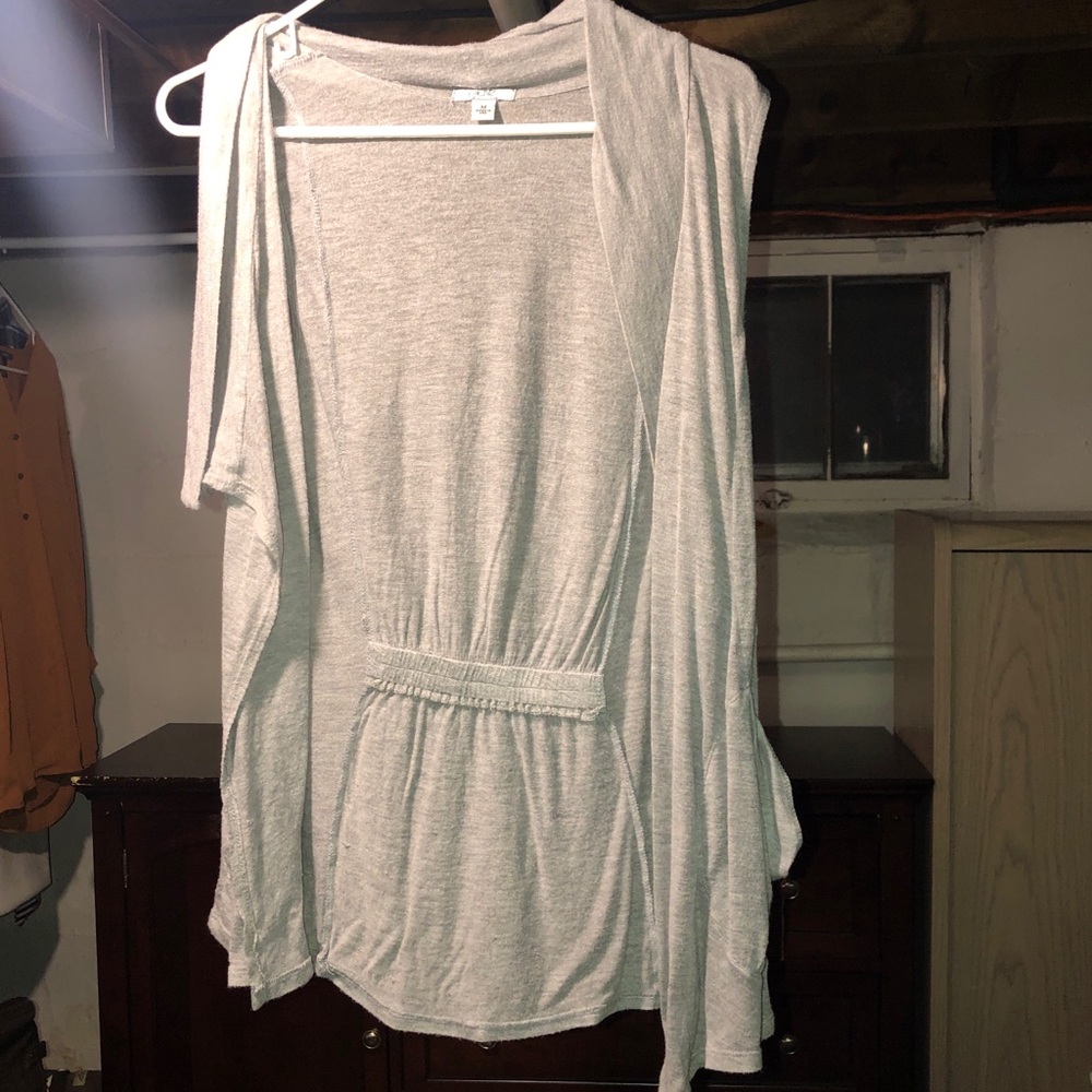 Cache Sleeveless throw